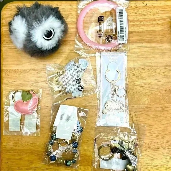 🆕 Bundle of 7 Keychains - Picture 1 of 5